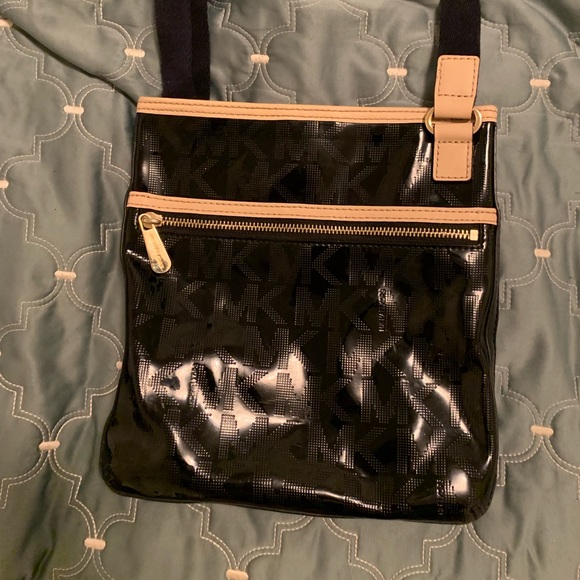Michael Kors Handbags - Michael Kors cross body purse Michael Kors Handbags - Michael Kors cross body purse